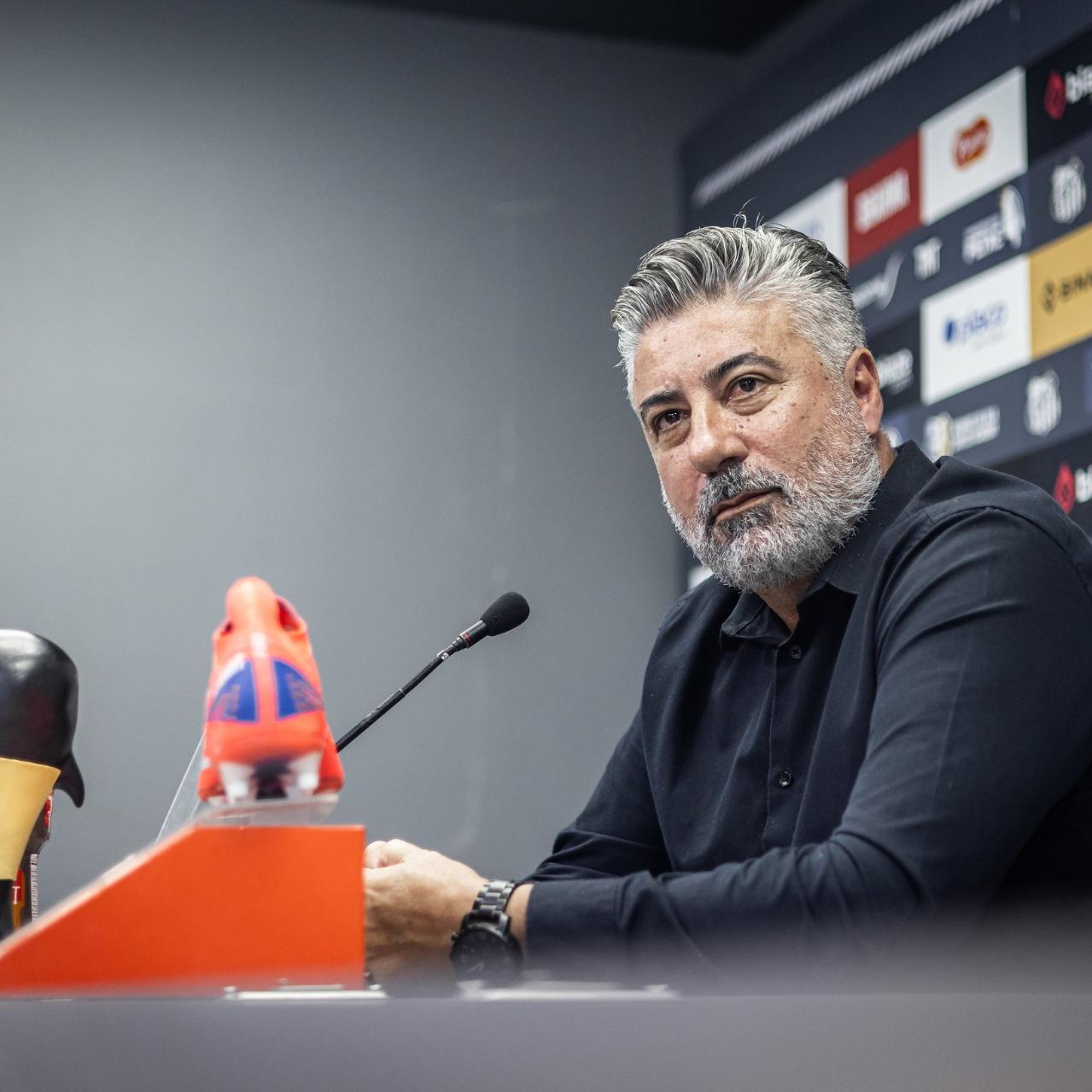 O coordenador de futebol Alexandre Gallo garante que o Santos terá reforços em julho