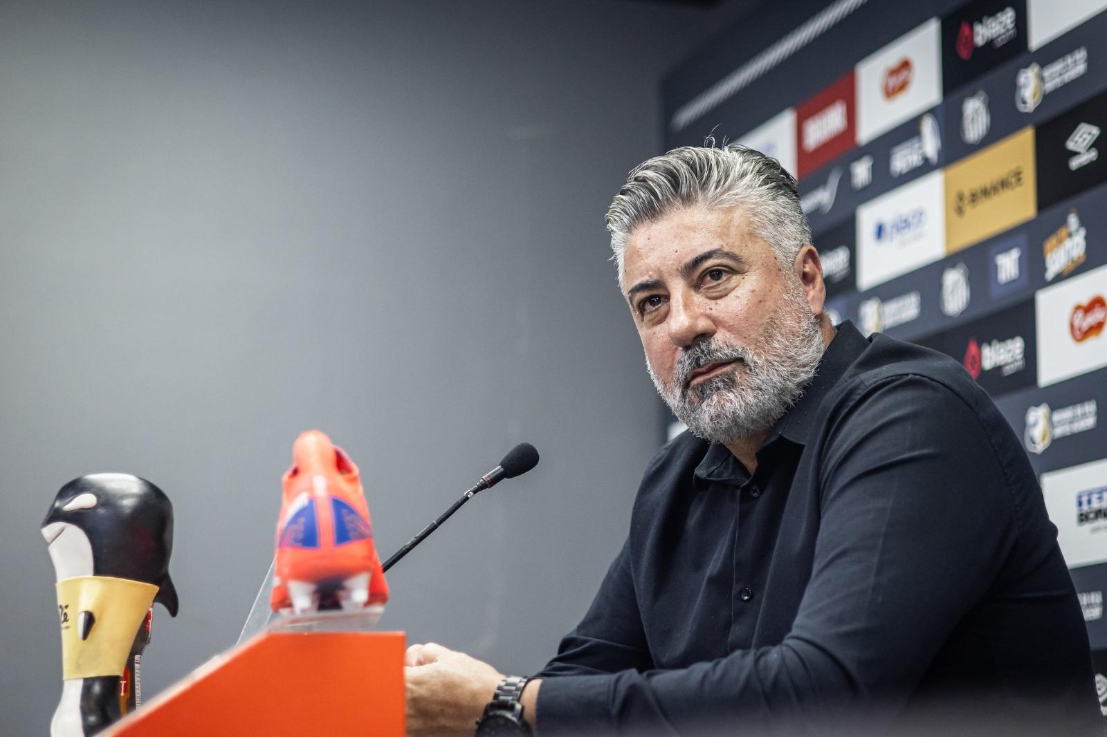 O coordenador de futebol Alexandre Gallo garante que o Santos terá reforços em julho