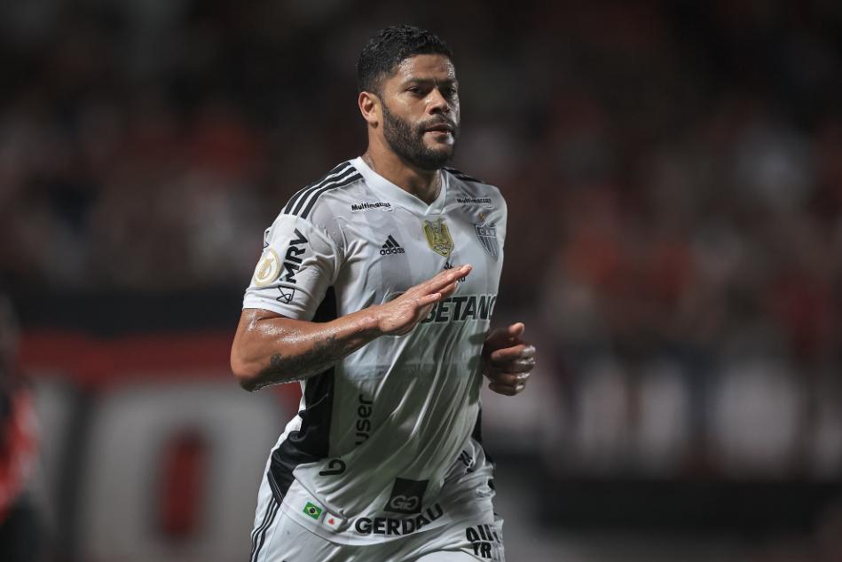 Atacante Hulk,  de 38 anos,  foi liberado pelo departamento médico do clube e viajou para o Rio Grande do Sul