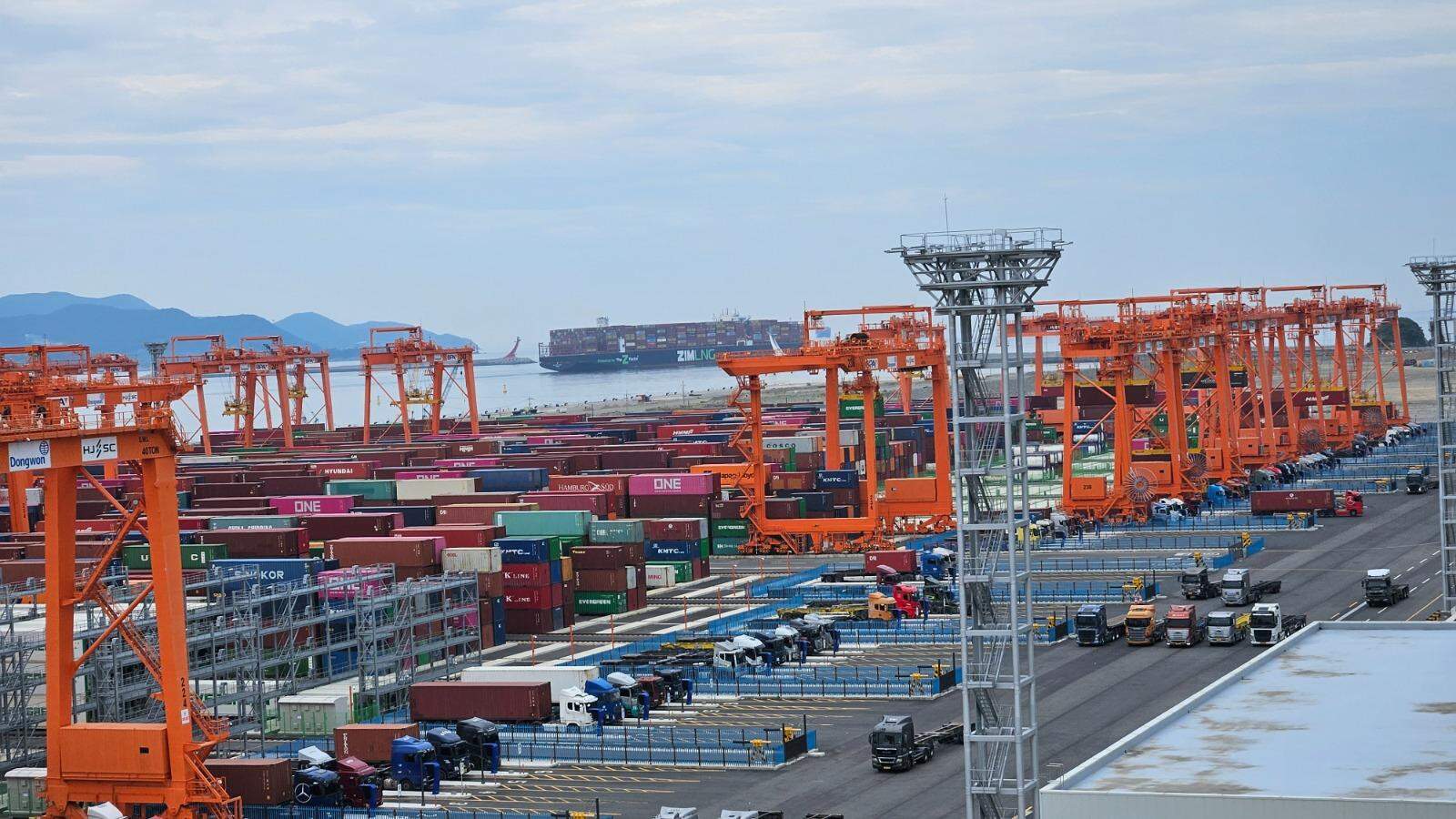 O Dongwon Global Terminal, no Porto de Busan, na Coreia do Sul, foi reinaugurado há três meses em um novo espaço integralmente automatizado (Rodrigo Nardelli/TV Tribuna)