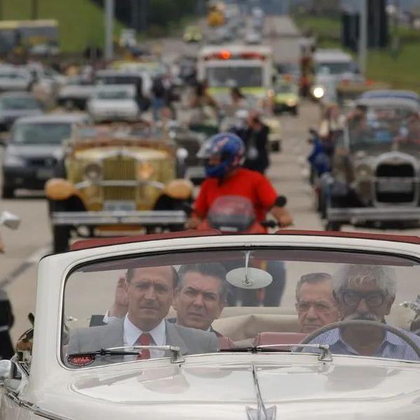 Viagem inaugural teve carros antigos, mas nova pista apontava para o futuro