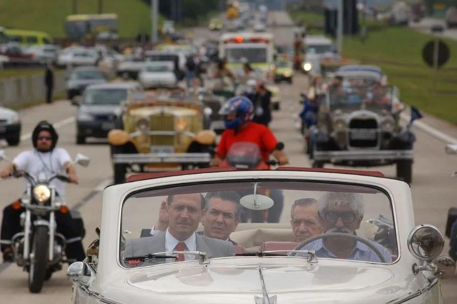 Viagem inaugural teve carros antigos, mas nova pista apontava para o futuro