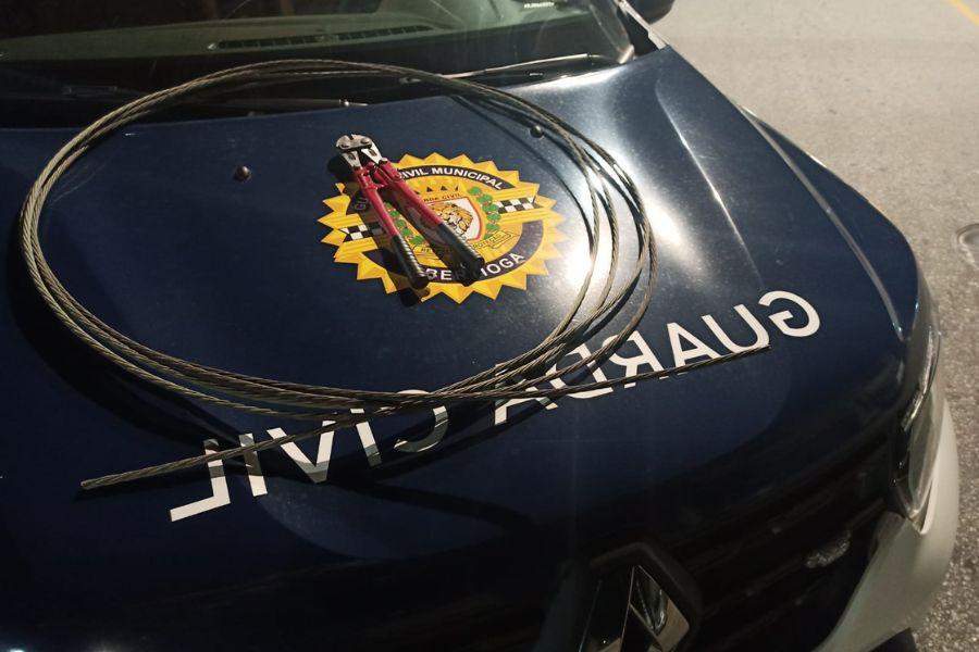 Ferramenta e fio de cobre foram apreendidos