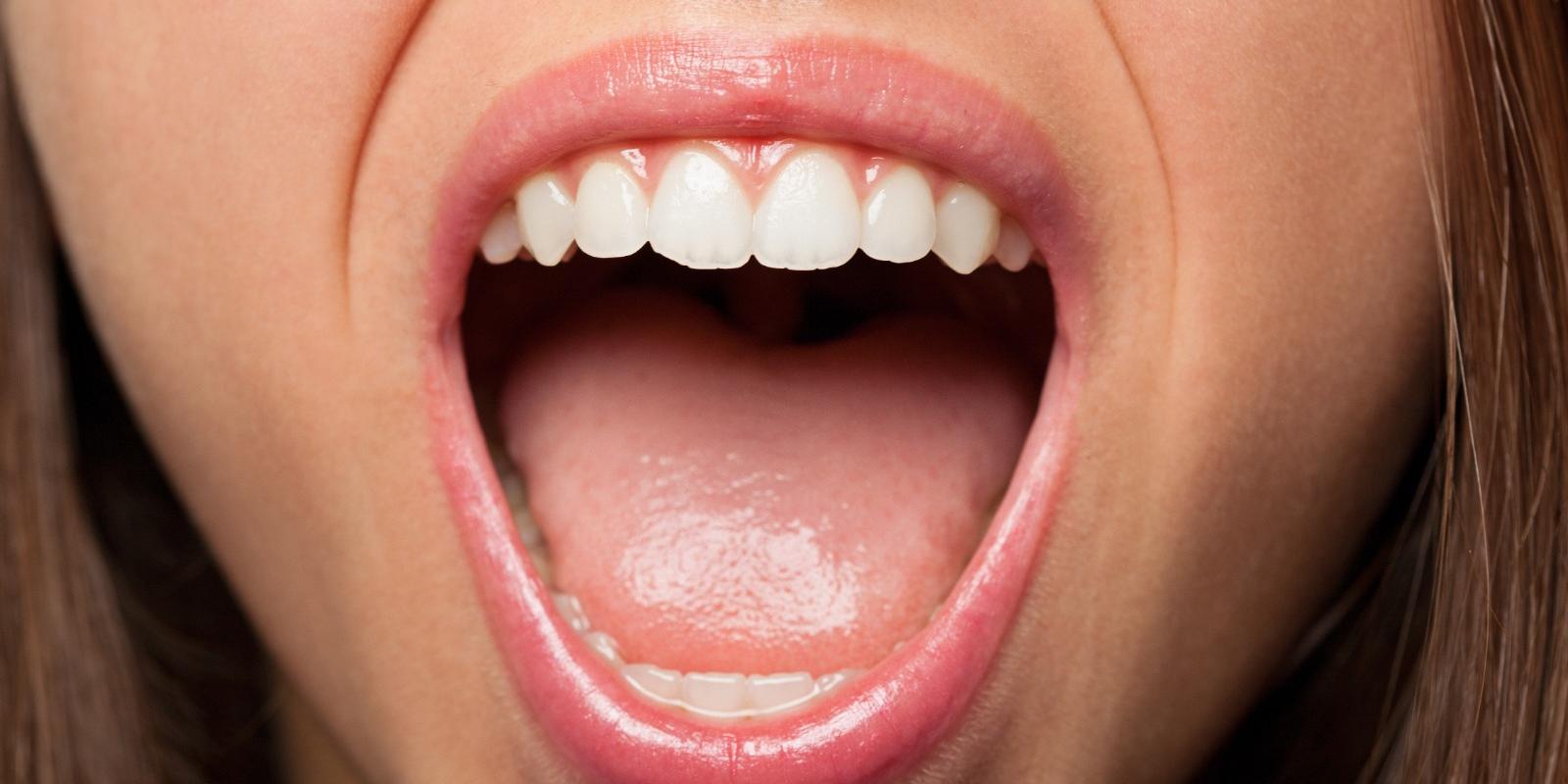 Manter higiene bucal rigorosa elimina placa e resíduos que acumulam pigmentos