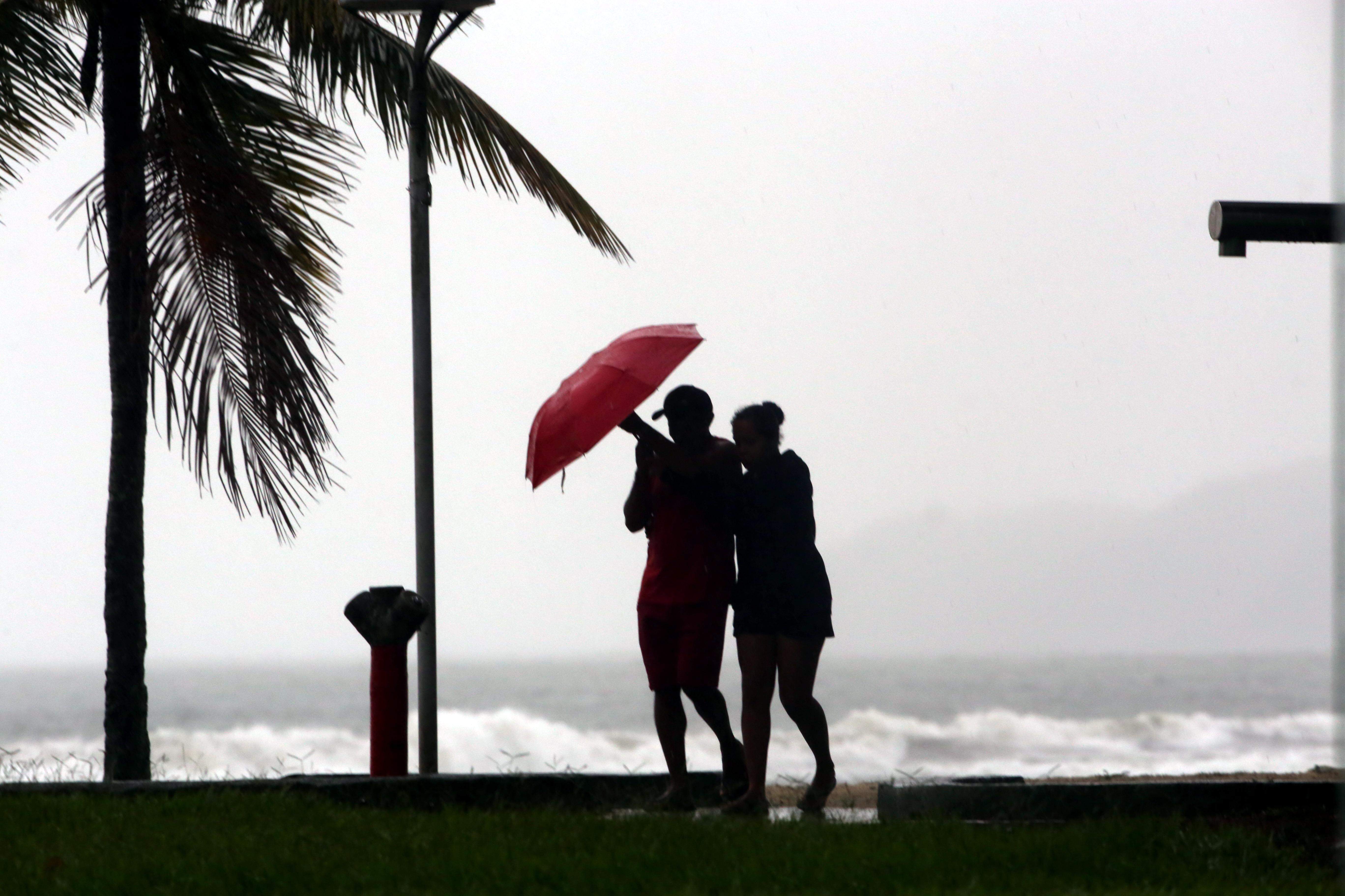Marcado pela passagem do outono para o inverno, fim de semana será de frio e chuva na Baixada Santista