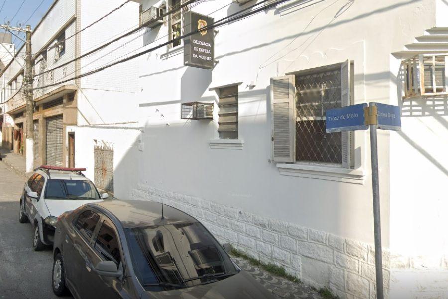 Caso está sendo registrado na DDM de São Vicente como agressão e lesão corporal