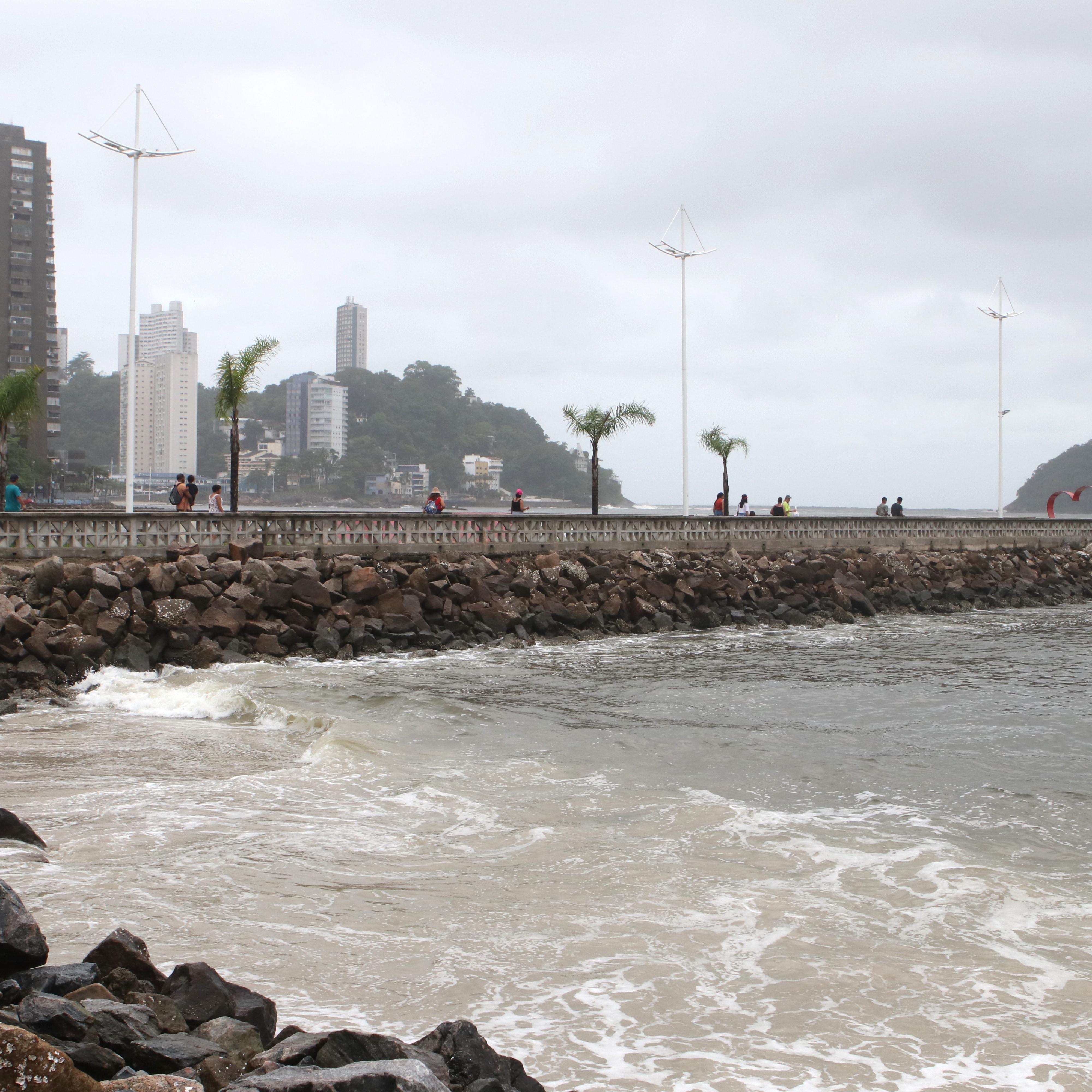 O avanço do mar tem diminuído as praias dos Milionários e do Gonzaguinha, em São Vicente
