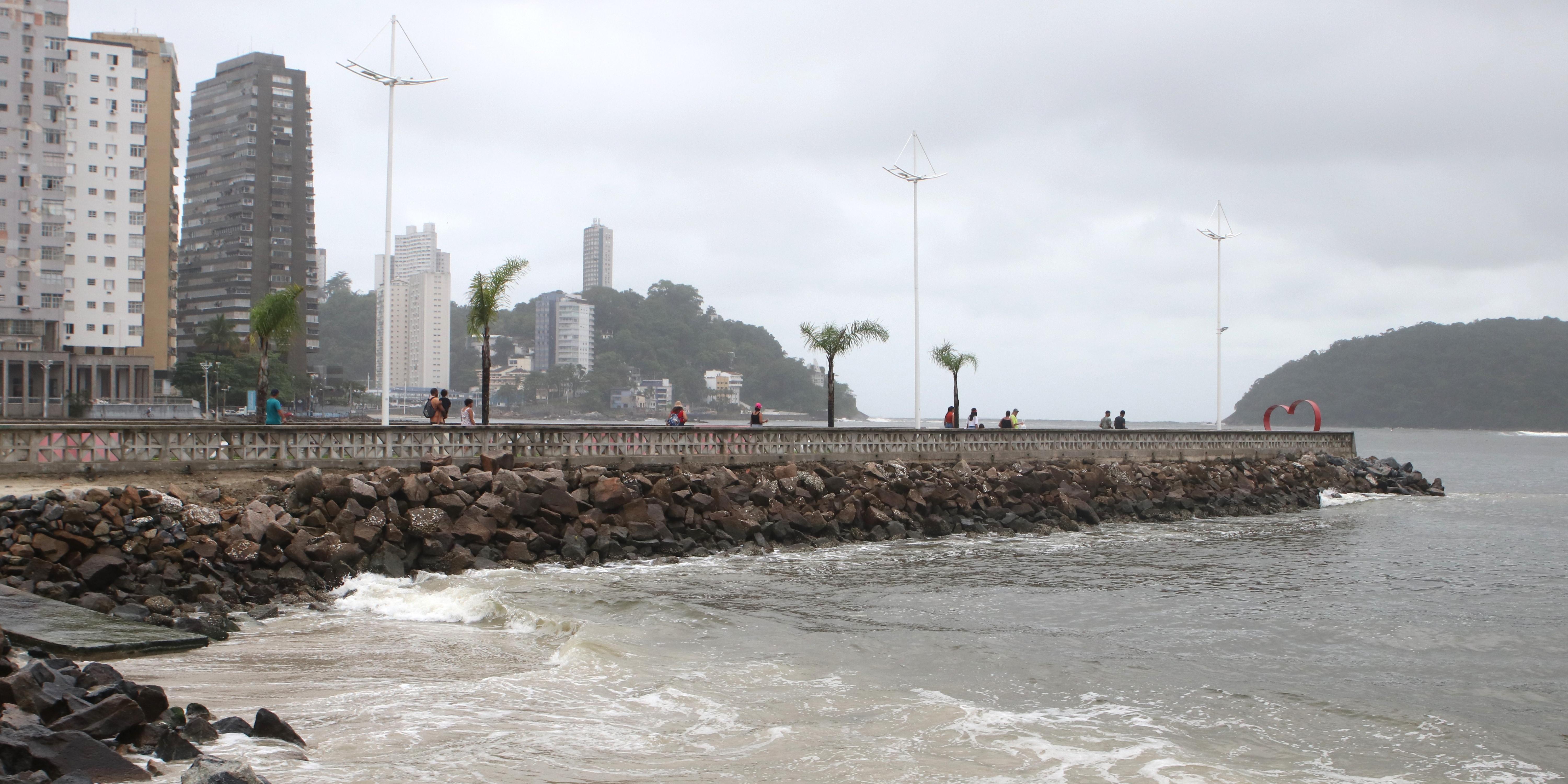 O avanço do mar tem diminuído as praias dos Milionários e do Gonzaguinha, em São Vicente