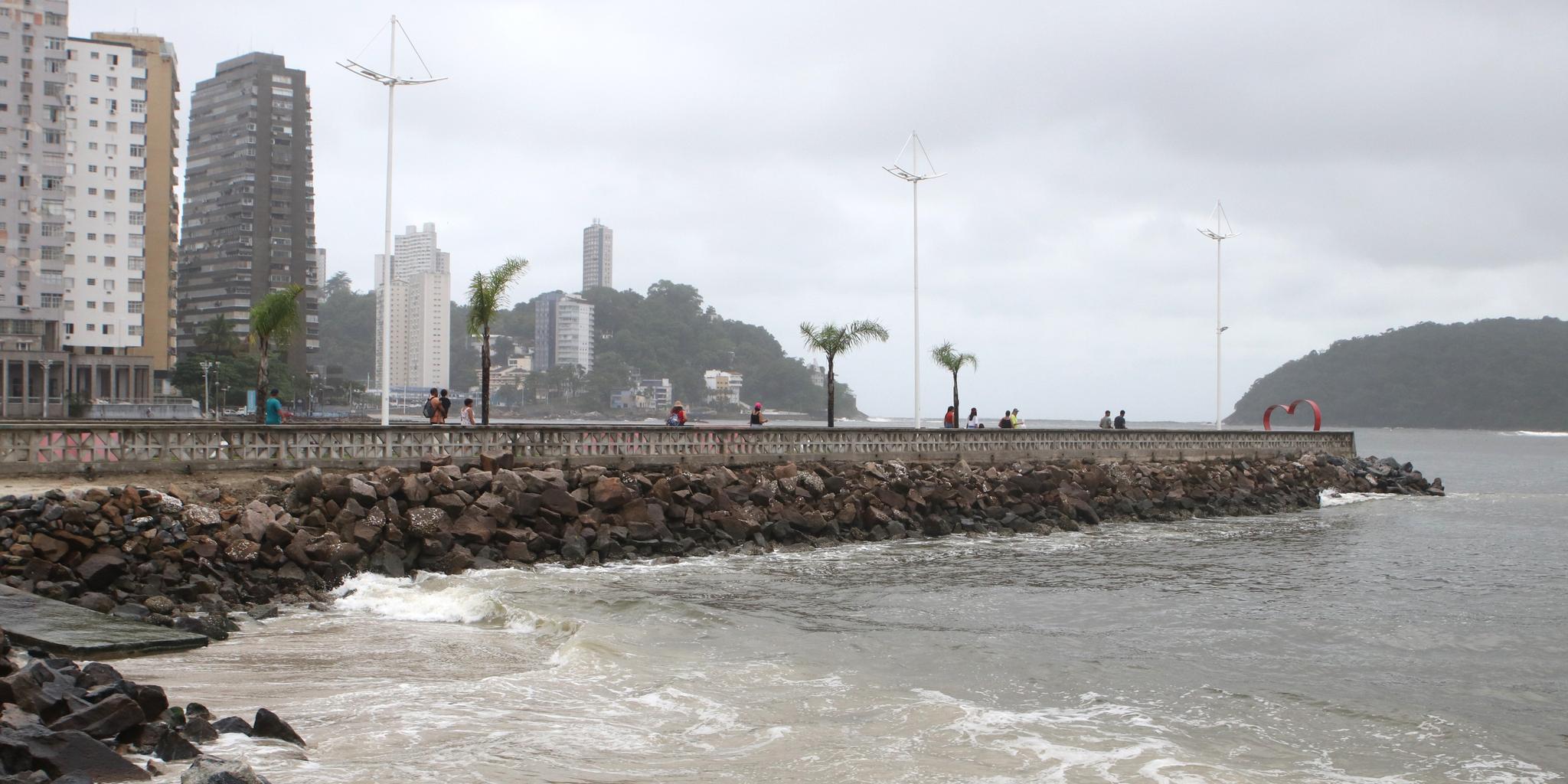 O avanço do mar tem diminuído as praias dos Milionários e do Gonzaguinha, em São Vicente