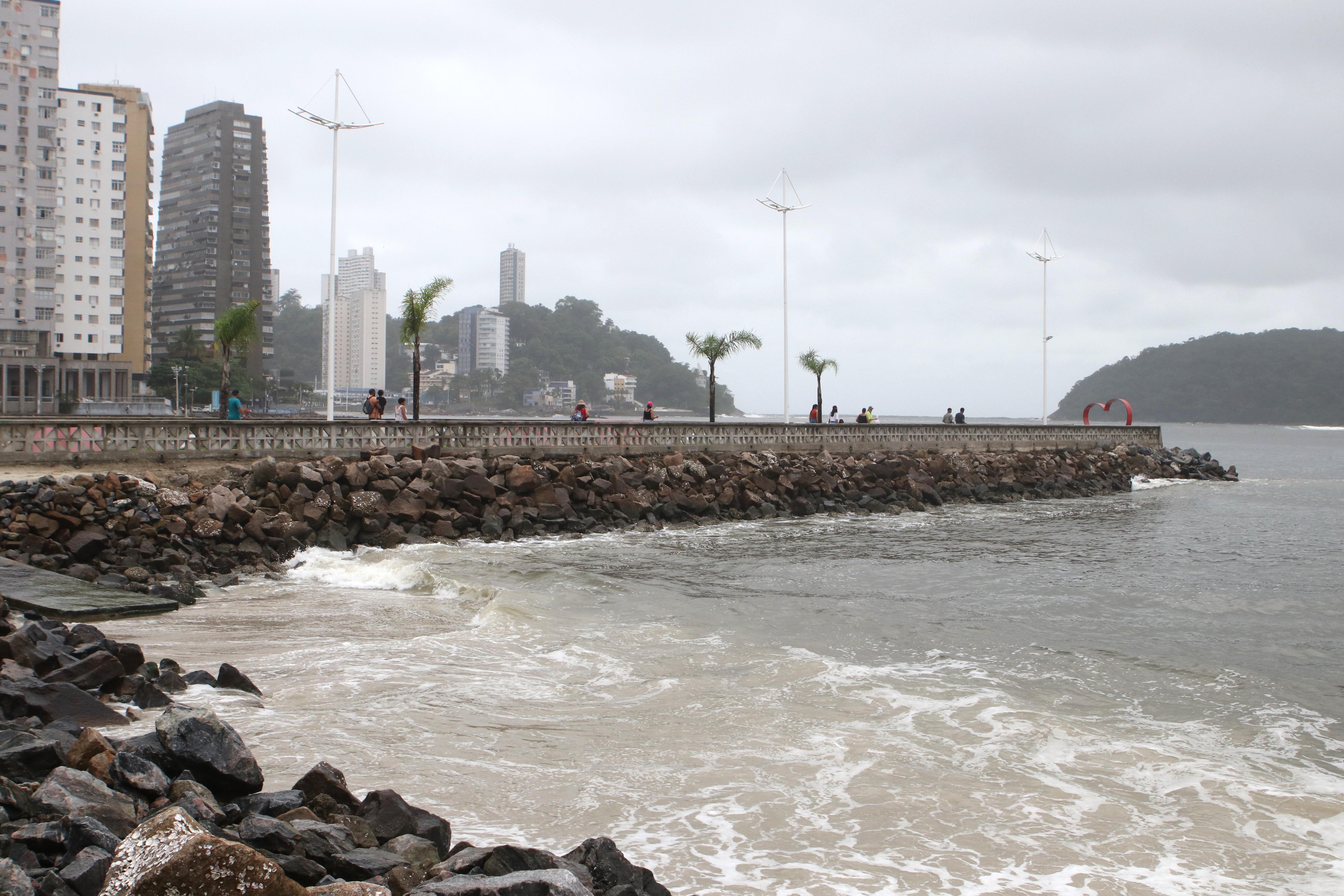 O avanço do mar tem diminuído as praias dos Milionários e do Gonzaguinha, em São Vicente