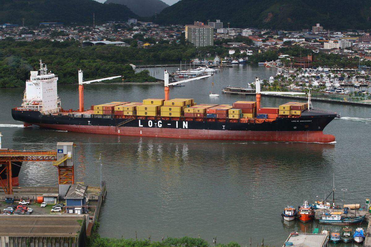 Navio de cabotagem no Porto de Santos: empresas têm dificuldade para encontrar oficiais para o trabalho (Matheus Tagé/Arquivo AT)