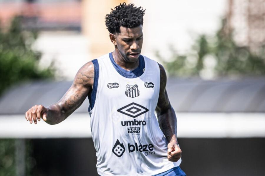 Às voltas com dores nas costas, o zagueiro Gil volta ao time após ficar fora do jogo contra o Paysandu