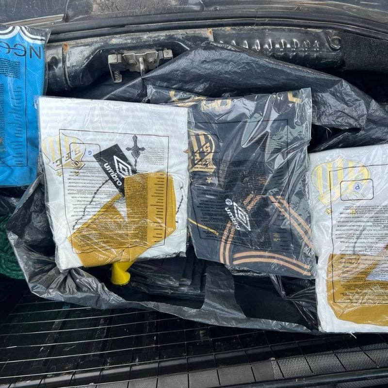 Dois homens foram presos com centenas de artigos esportivos falsificados do Santos FC em força-tarefa da Polícia Civil com a GCM em Santos