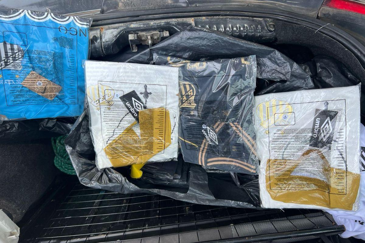Dois homens foram presos com centenas de artigos esportivos falsificados do Santos FC em força-tarefa da Polícia Civil com a GCM em Santos