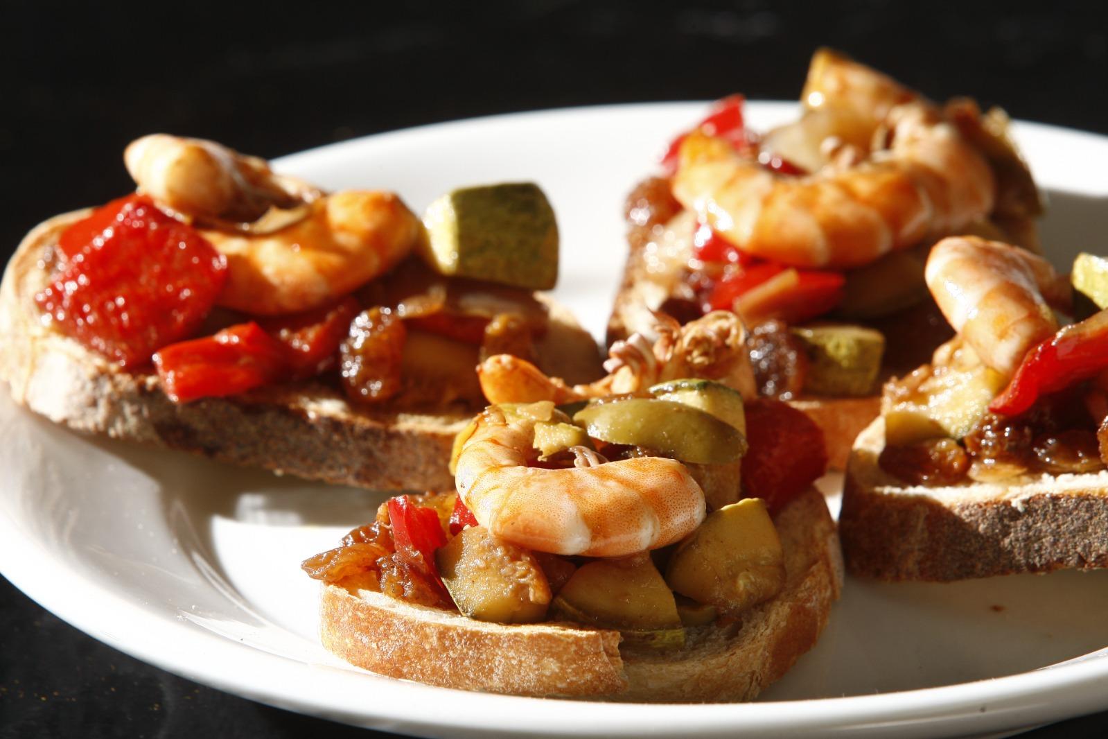 Momento Boa Mesa: aprenda como se faz a caponata de camarão, do chef Fábio Leal 
