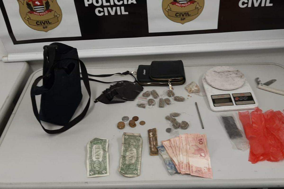 Em uma bolsa arremessada pela traficante, foram encontradas, além de drogas, notas em real e em dólar (Divulgação/Polícia Civil)