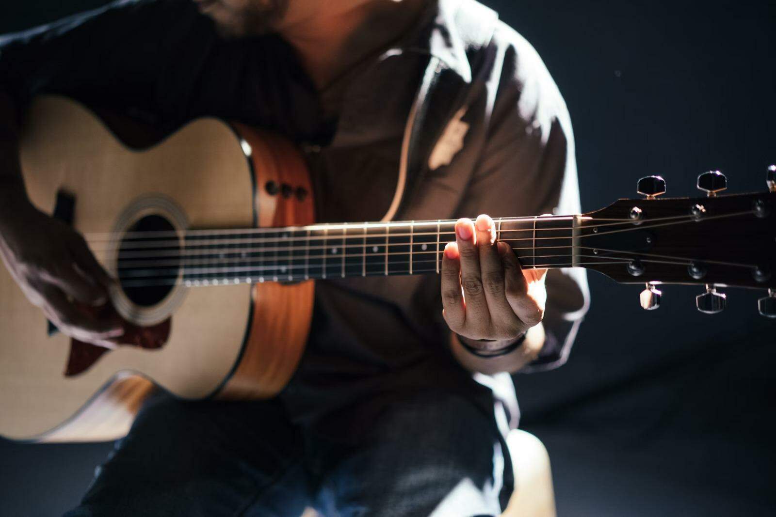O artista correu para baixo de uma marquise com sua mala e a caixa do violão (Imagem ilustrativa/Unsplash)