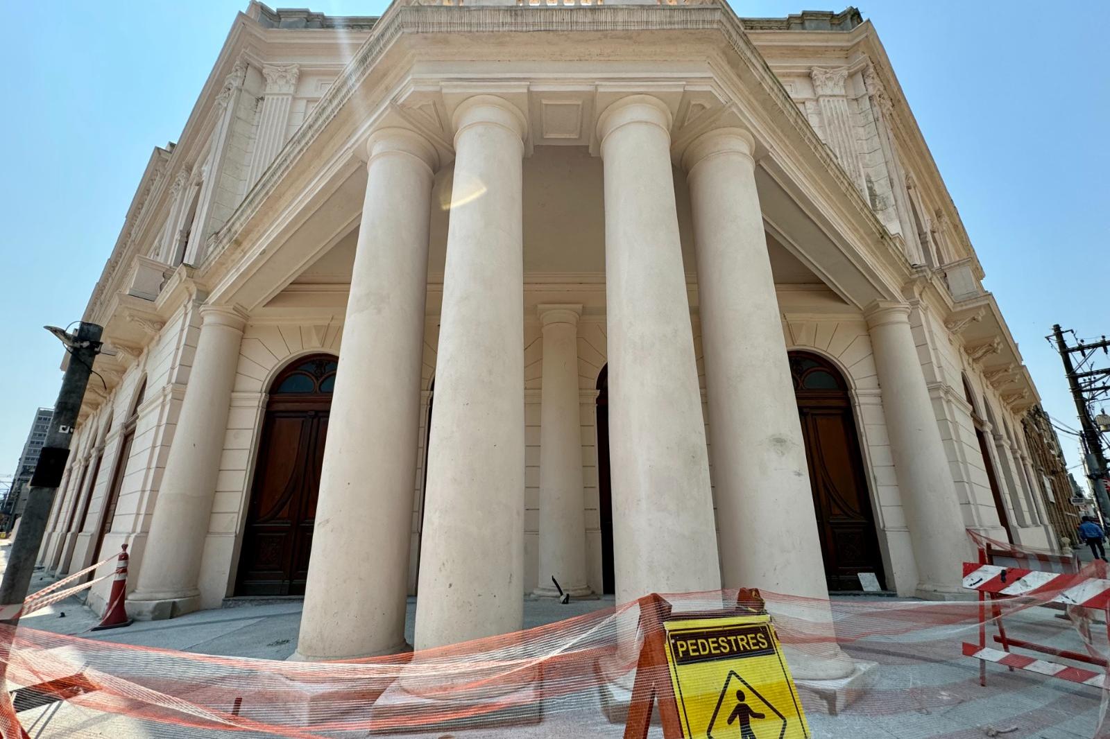 Teatro, no Centro, completou centenário em junho. Na época, a entrega da primeira fase da reforma do equipamento foi adiada por 90 dias