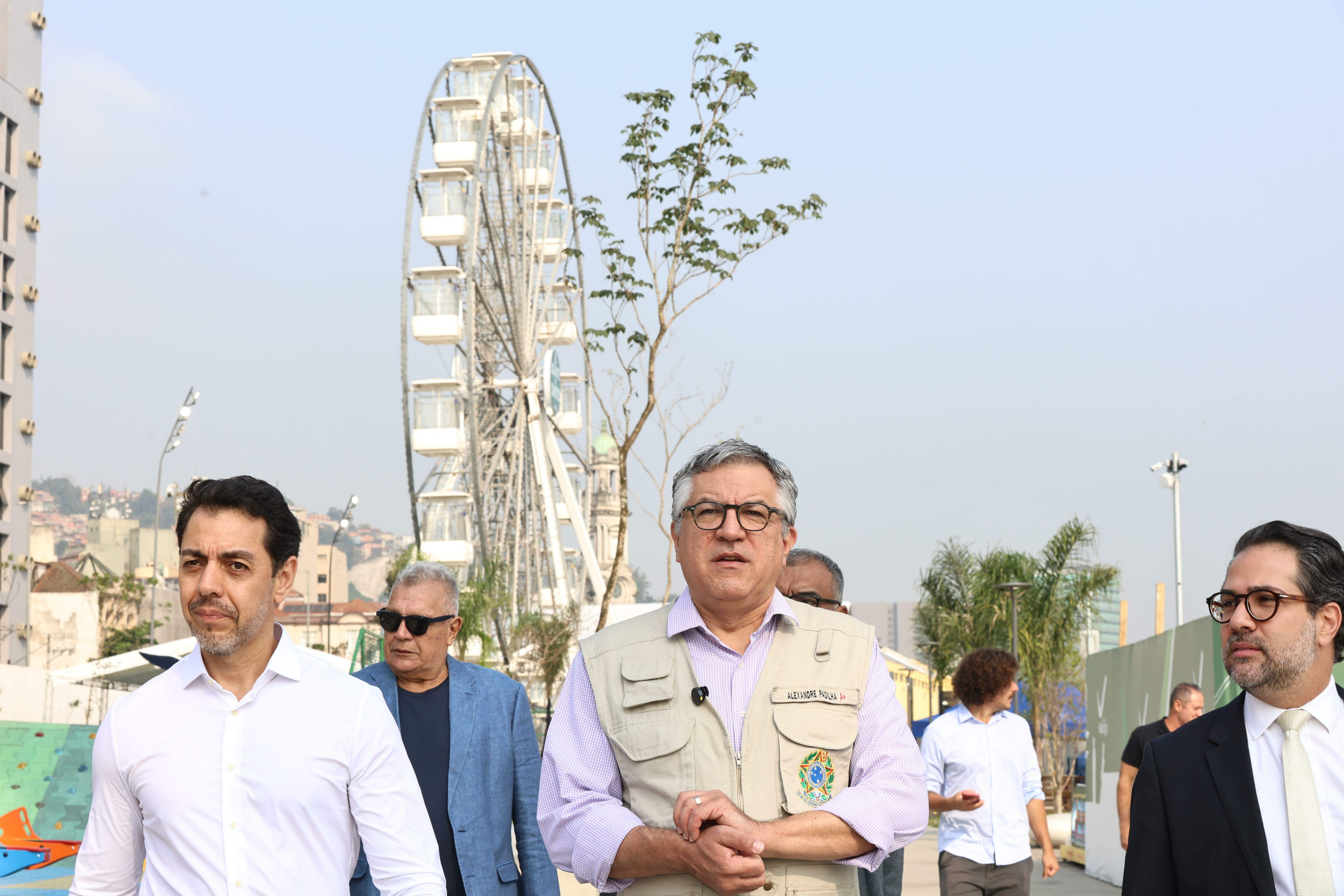 The president of APS, Anderson Pomini, the Minister-Chief of Institutional Relations, Alexandre Padilha, and the Secretary of Port Affairs of the City of Santos, Elias Júnior, at Parque Valongo this morning (Vanessa Rodrigues/AT)