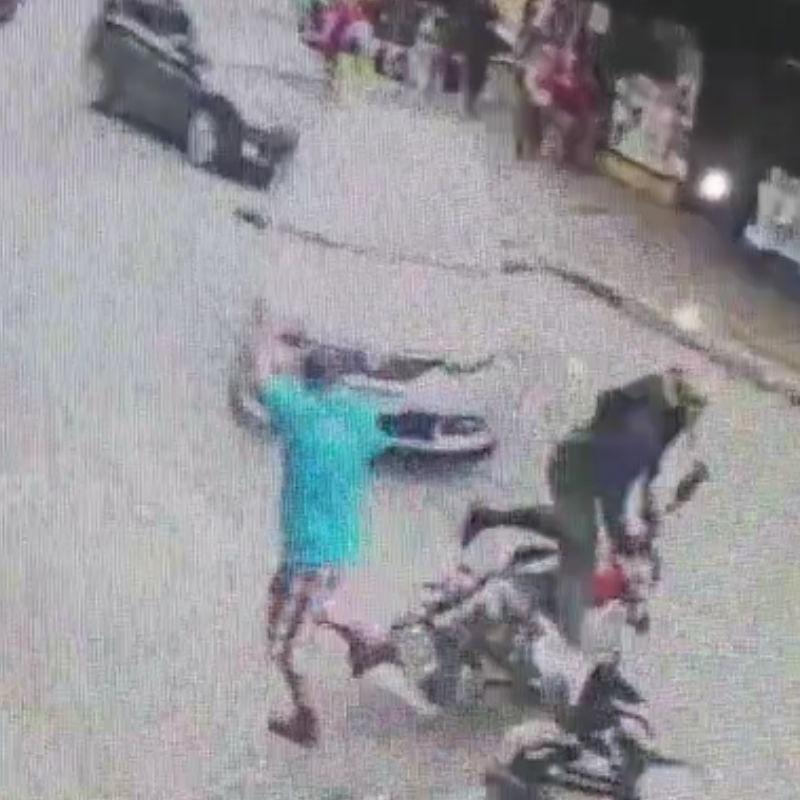 Motociclista lançado na direção de Rodney Dy havia sido atingido por um carro que mudou de faixa. Tanto o locutor quanto o motociclista não sofreram ferimentos graves