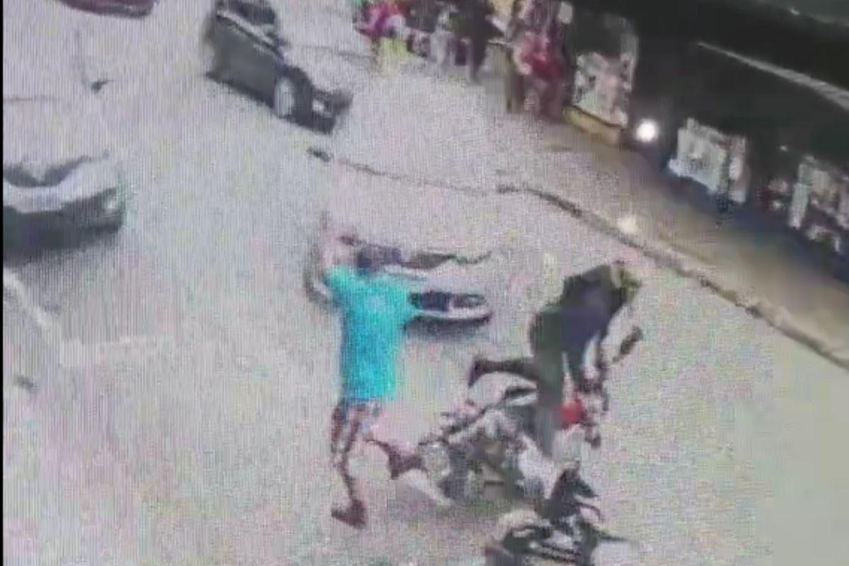 Motociclista lançado na direção de Rodney Dy havia sido atingido por um carro que mudou de faixa. Tanto o locutor quanto o motociclista não sofreram ferimentos graves