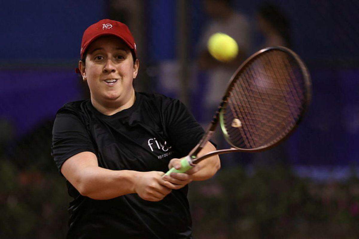 Com direito a torcida organizada, Roberta ganhou por 2 a 0 pela categoria feminino principiante 35+ (Alexsander Ferraz/AT)
