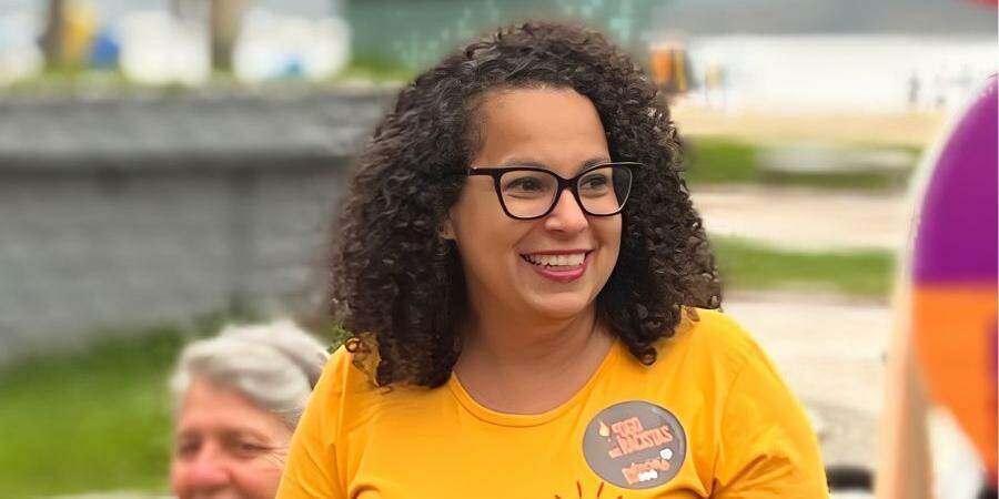 Débora chega à Alesp após dois mandatos na Câmara Municipal de Santos, onde foi reeleita como a vereadora mais votada da cidade, com 8.016 votos