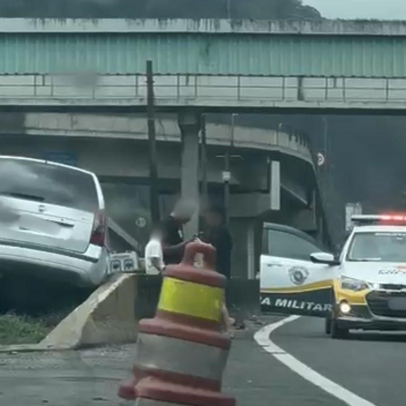 Carro ficou preso entre as muretas após tentar desviar de veículo