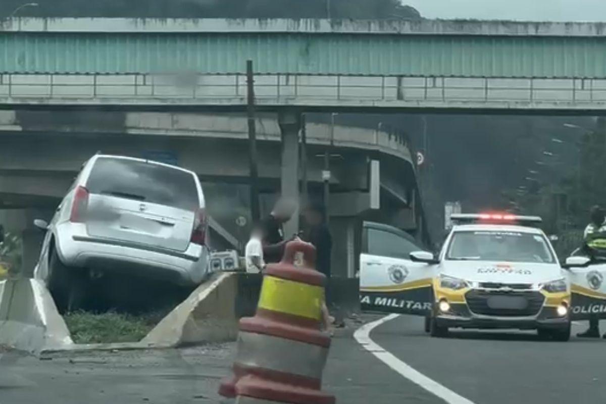 Carro ficou preso entre as muretas após tentar desviar de veículo