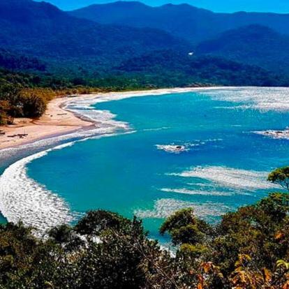 A Praia de Castelhanos é marcada pelo mar mais bravo, pela vegetação exuberante ao redor e pela orla que forma um desenho de coração.