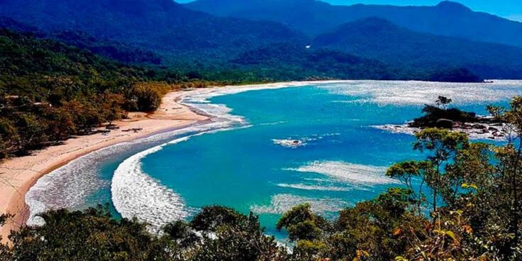 A Praia de Castelhanos é marcada pelo mar mais bravo, pela vegetação exuberante ao redor e pela orla que forma um desenho de coração.