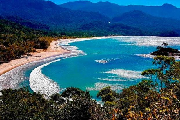 A Praia de Castelhanos é marcada pelo mar mais bravo, pela vegetação exuberante ao redor e pela orla que forma um desenho de coração.