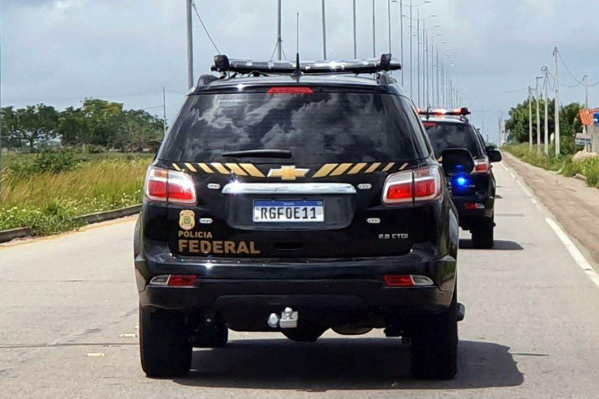 Viatura da Polícia Federal, que prendeu foragido por estupro de vulnerável no Vale do Ribeira (Reprodução/Polícia Federal)