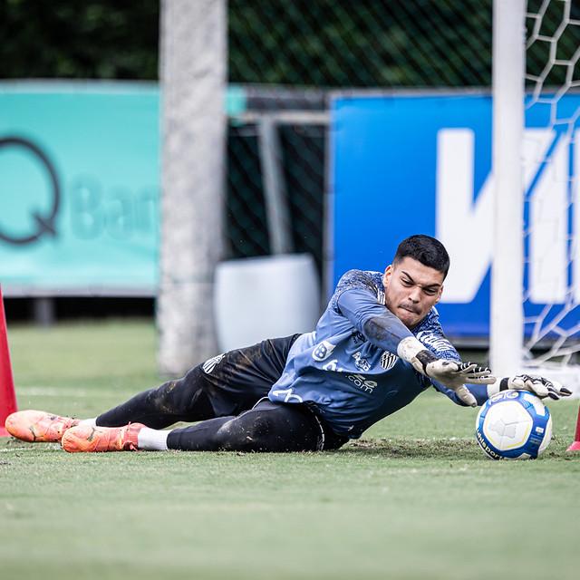 Brazão chegou ao clube em fevereiro, fez 29 jogos no gol do Peixe na Série B e sofreu 24 gols