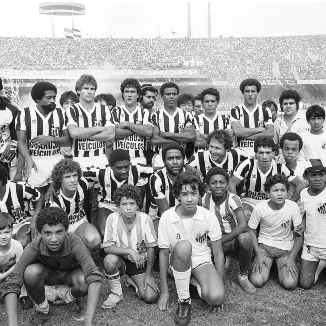 O Santos foi campeão paulista em 1984, na final contra o Corinthians, vestindo a clássica camisa alvinegra da Adidas