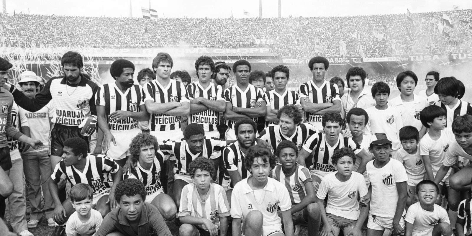 O Santos foi campeão paulista em 1984, na final contra o Corinthians, vestindo a clássica camisa alvinegra da Adidas