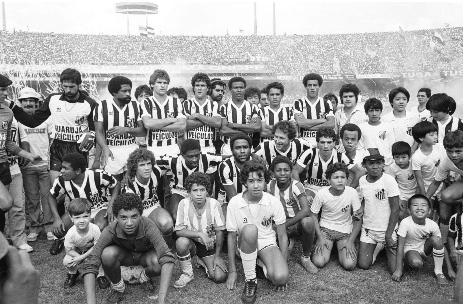 O Santos foi campeão paulista em 1984, na final contra o Corinthians, vestindo a clássica camisa alvinegra da Adidas