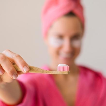 O ideal é usar uma escova de cerdas macias, com movimentos suaves, e fio dental diariamente, sem machucar