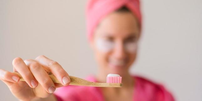 O ideal é usar uma escova de cerdas macias, com movimentos suaves, e fio dental diariamente, sem machucar