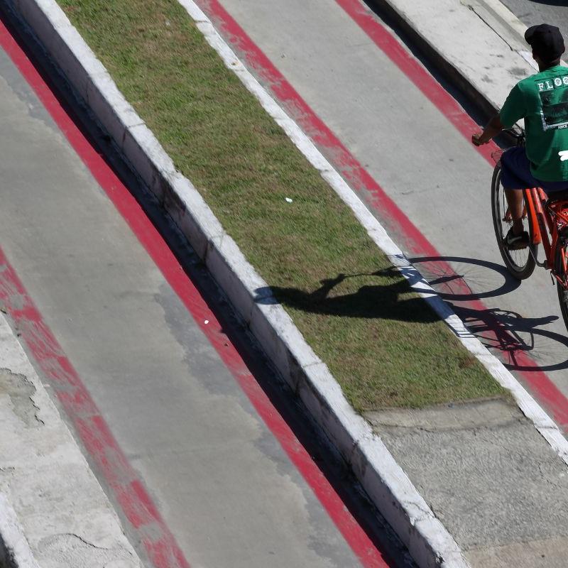 As bicicletas e demais veículos de propulsão exclusivamente humana ficam proibidos de circular nas pistas de rolamento de ruas, avenidas, rodovias e estradas que já contem com ciclovias ou ciclofaixas