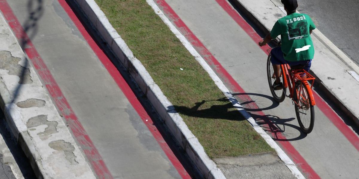 As bicicletas e demais veículos de propulsão exclusivamente humana ficam proibidos de circular nas pistas de rolamento de ruas, avenidas, rodovias e estradas que já contem com ciclovias ou ciclofaixas