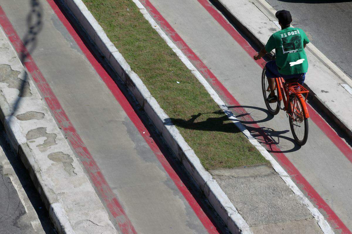 As bicicletas e demais veículos de propulsão exclusivamente humana ficam proibidos de circular nas pistas de rolamento de ruas, avenidas, rodovias e estradas que já contem com ciclovias ou ciclofaixas