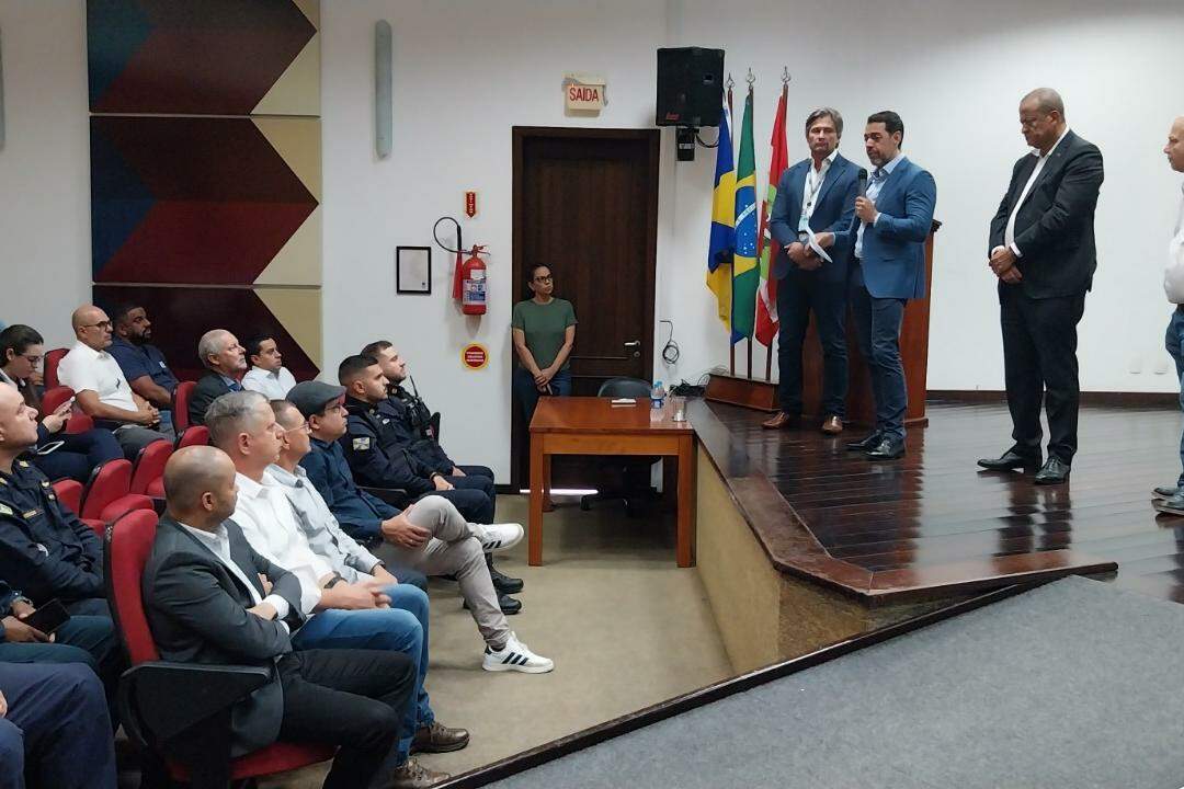 Reunião de autoridades de Santos e Itajaí contou com a presença de 80 pessoas na tarde de ontem