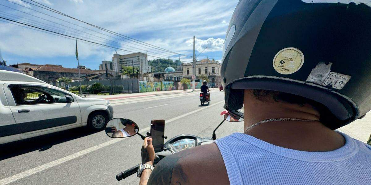 Motociclistas parceiros de empresas de transporte por aplicativo fazem transporte em seus veículos particulares. De placa vermelha, vetados