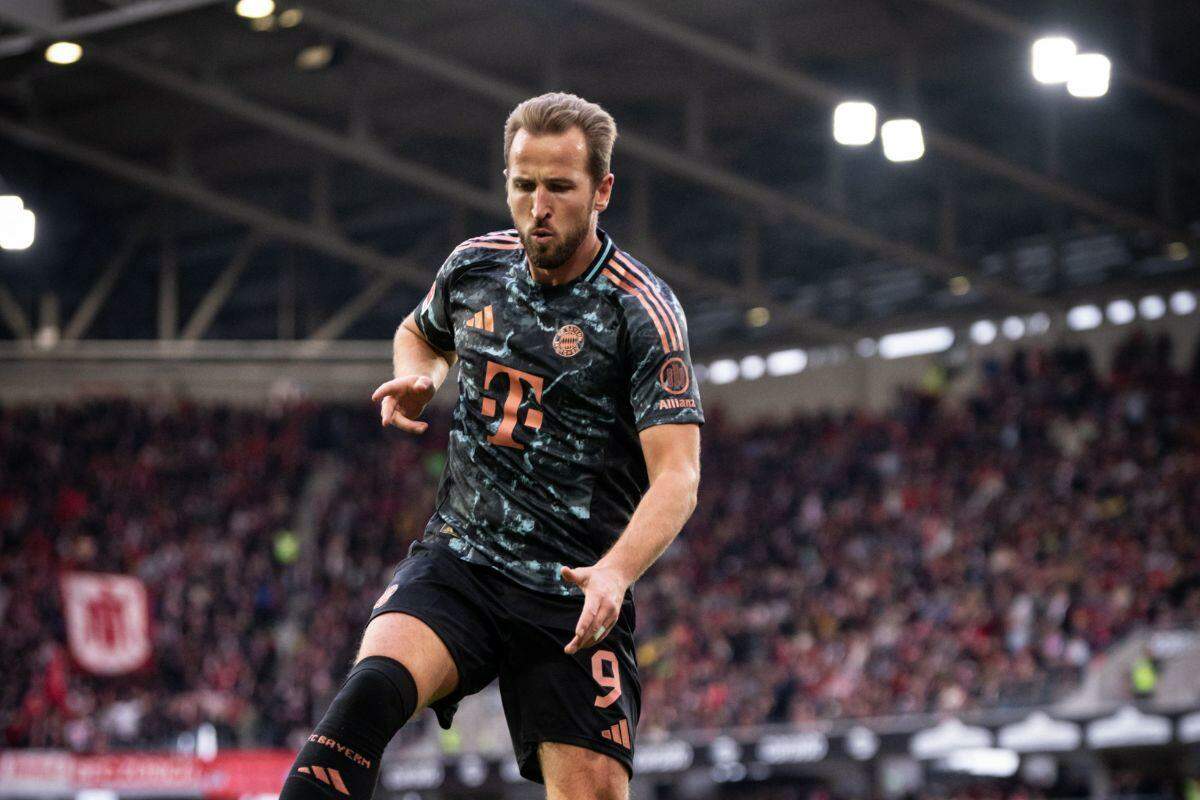 Chefão do Bayern ironiza interesse do Barcelona em Harry Kane: ‘Não tem dinheiro para isso’