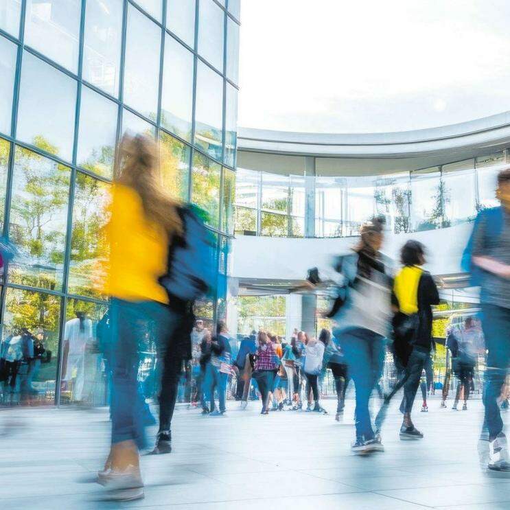 A diretora de Gente e Cultura da Porto Seguro, Patrícia Coimbra, destaca que o programa busca estudantes dispostos a aprender e a assumir desafios