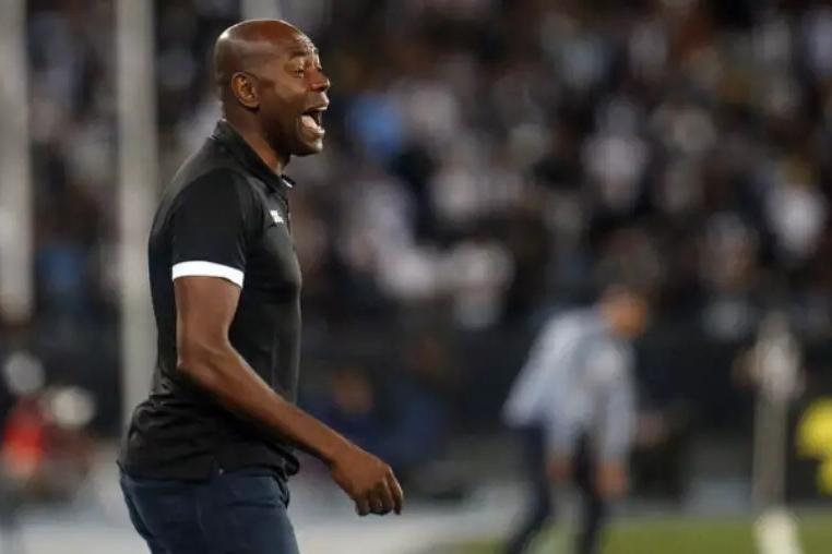 Cláudio Caçapa está de volta ao Botafogo