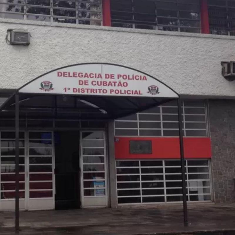 Homem foi levado algemado para a Delegacia de Cubatão