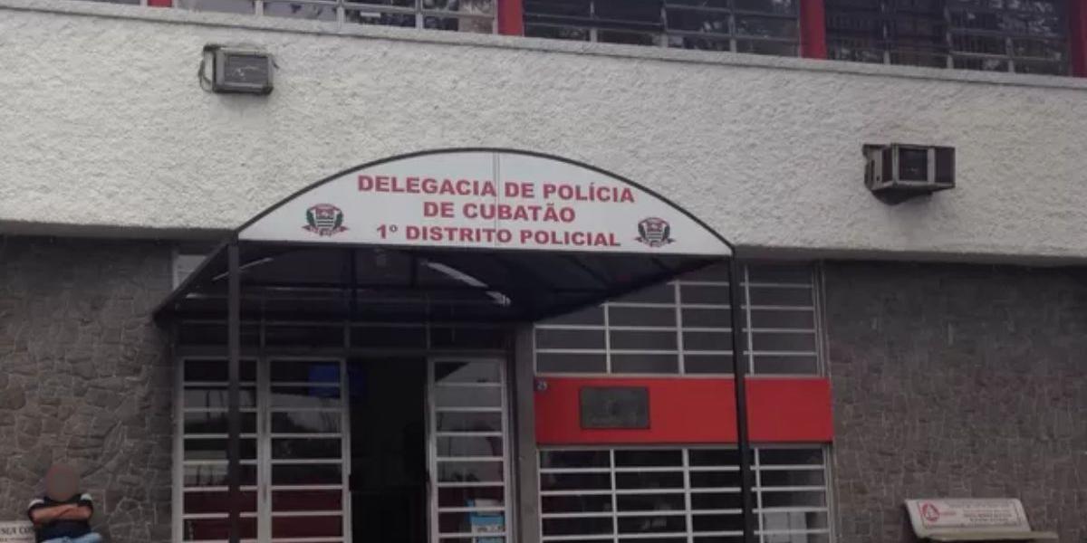 Homem foi levado algemado para a Delegacia de Cubatão