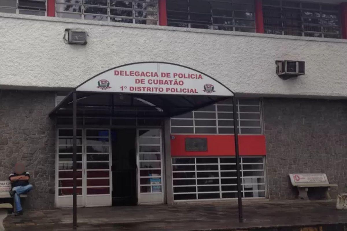 Homem foi levado algemado para a Delegacia de Cubatão